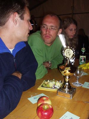 Arnd and Tim after the run, with the cup in front / 24-h-run Geisenfeld (© 2002 by Johannes Beck)