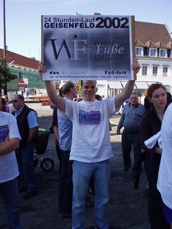 Stefan cheering at the start / 24-h-run Geisenfeld (© 2002 by Johannes Beck)
